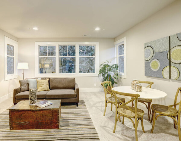 Интерьер семейного номера с серым диваном и журнальным столиком
 