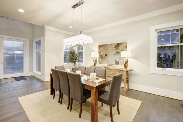 Härlig matsal med rektangulärt bord och grå stolar — Stockfoto