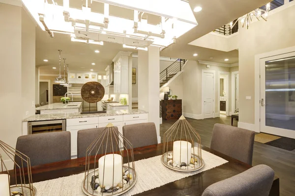 Alan dikdörtgen masa ve gri sandalyeler yemek güzel