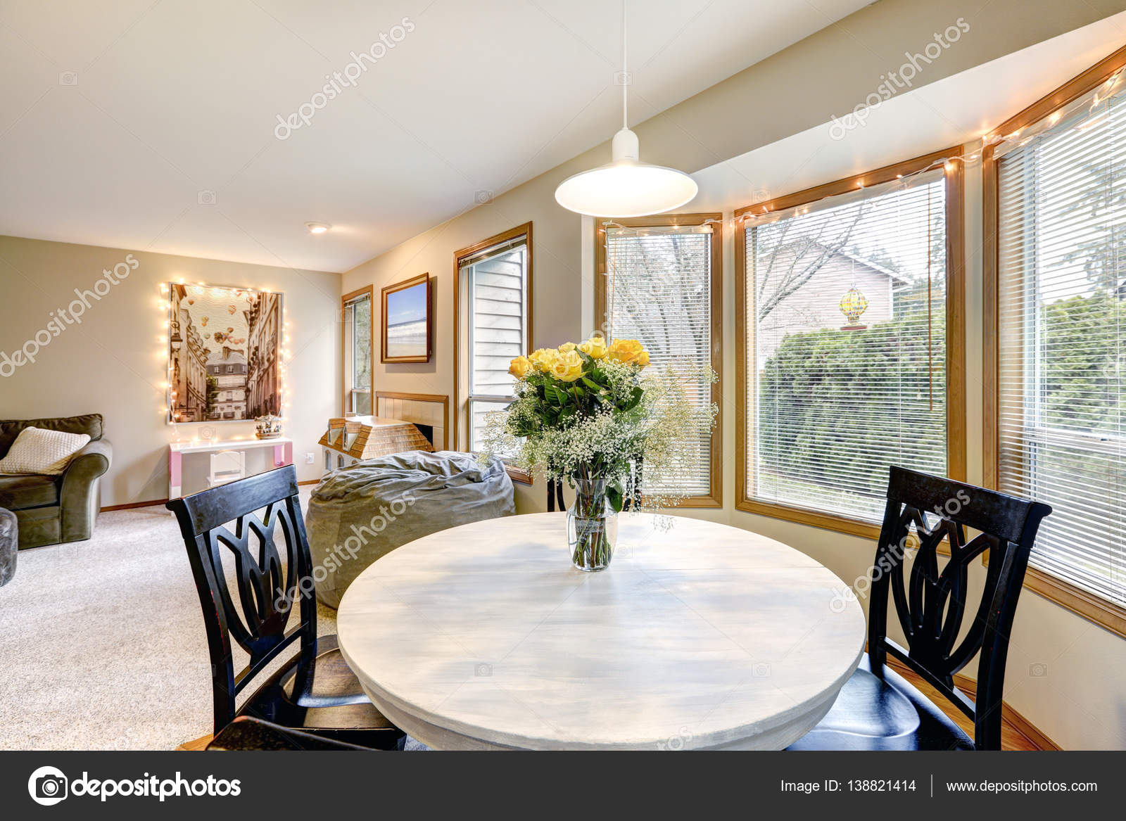Comedor con pared de la ventana curva — Fotos de Stock © iriana88w ... Comedor con pared de la ventana curva — Fotos de Stock © iriana88w ...