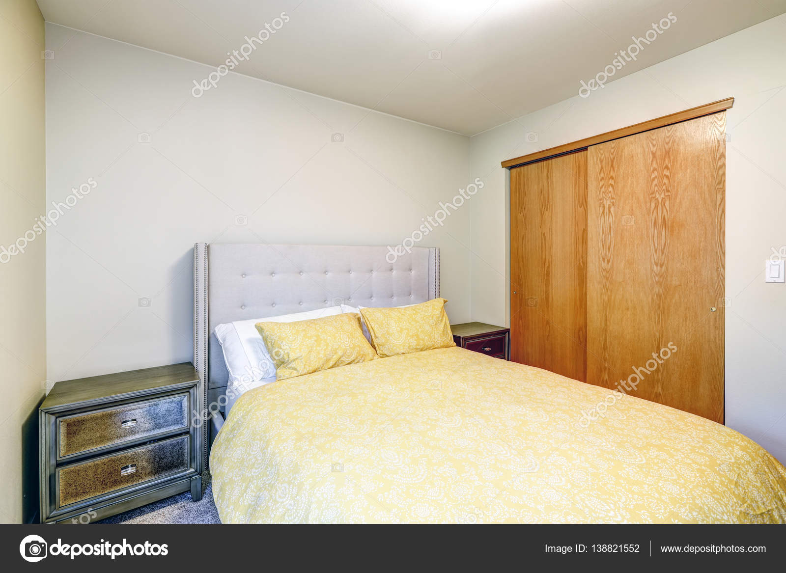 Beige slaapkamer interieur functies gele bed — Stockfoto © iriana88w ... Beige slaapkamer interieur functies gele bed — Stockfoto © iriana88w ...