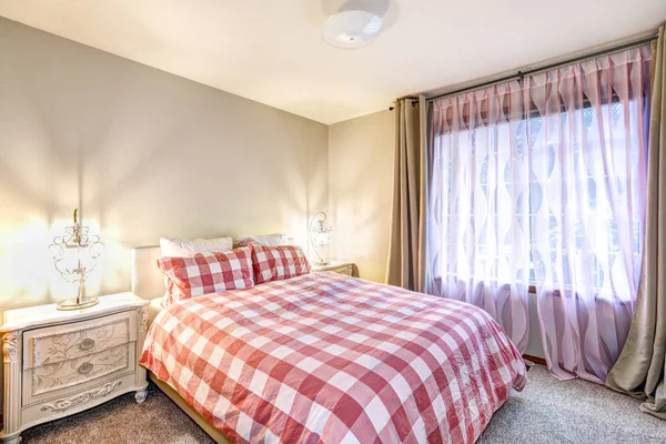 Bella camera da letto interna con morbide pareti beige — Foto Stock