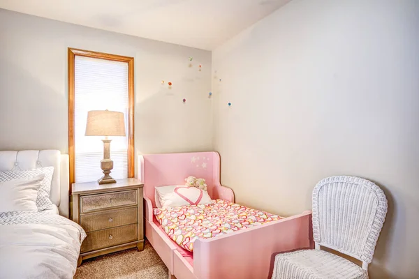 Interior del dormitorio principal compartido con cama rosa de niña — Foto de Stock