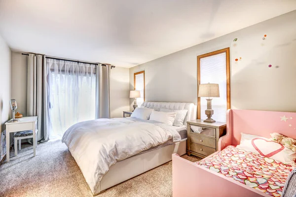 Weißes Schlafzimmer mit getuftetem Queensize-Bett und — Stockfoto