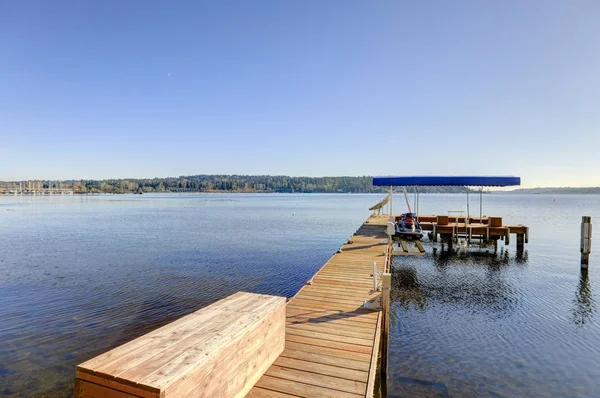 Muelle privado con remontes acuáticos y telesilla cubierta, Lago Washington . — Foto de Stock