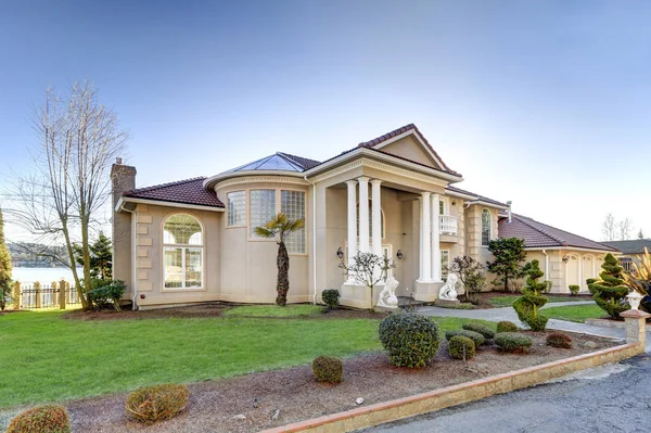 Mediterranean style waterfront home with stucco walls and columned porch — Stock Photo, Image