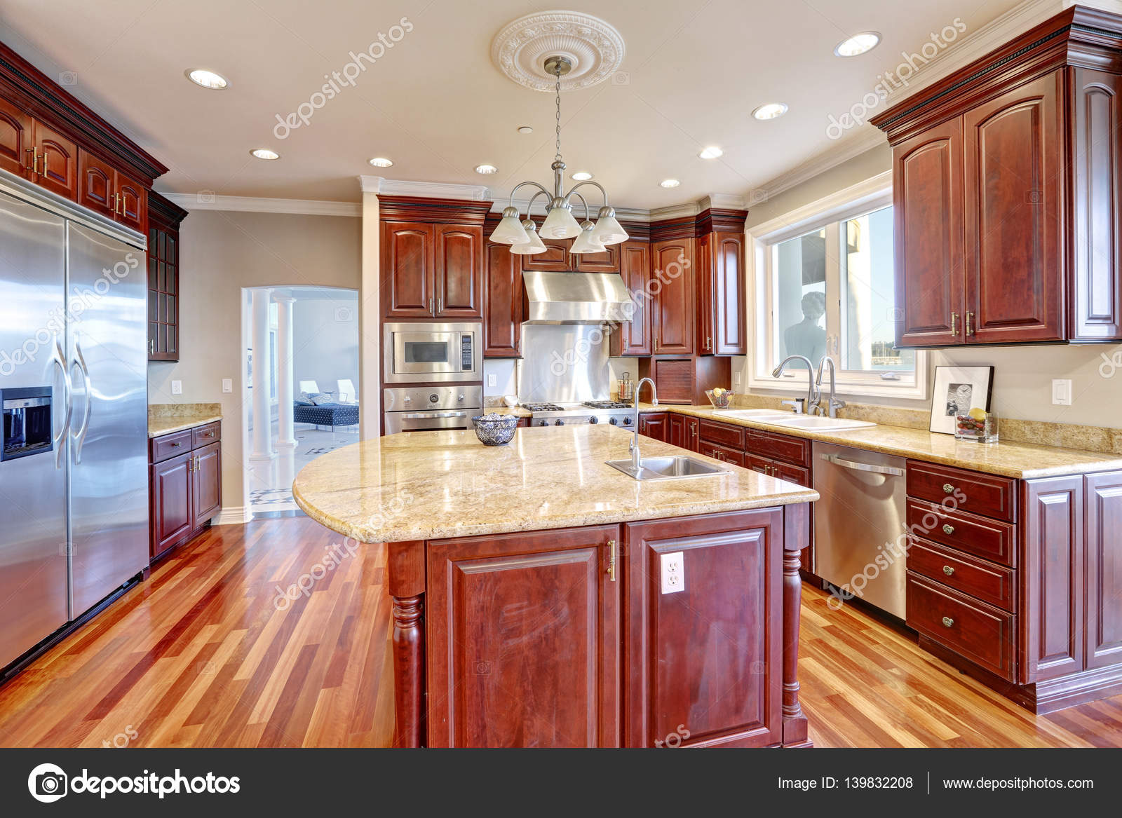 Congratulando Se Cozinha Com Ilha De Cozinha Grande Stock Photo Congratulando Se Cozinha Com Ilha De Cozinha Grande Stock Photo