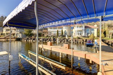 Özel dock jet Kayak liftleri ve kapalı tekne kaldıracı, Lake Washington ile.