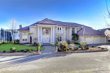 Akdeniz tarzı waterfront üç garaj boşluk ile ev