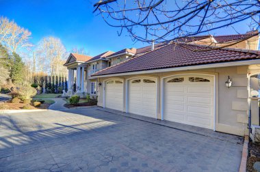 Akdeniz tarzı waterfront üç garaj boşluk ile ev