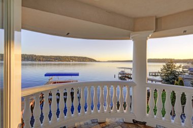 Lake Washington batımında üst balkon şaşırtıcı görünümü