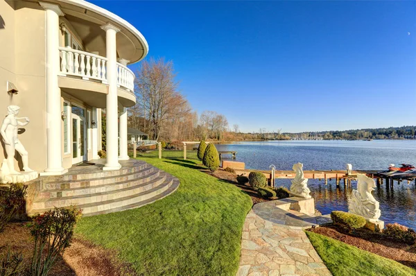 Luxurious waterfront home backyard view — Stock Photo, Image