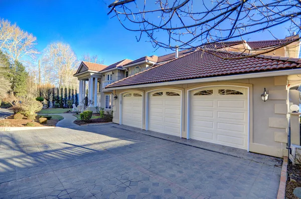 Akdeniz tarzı waterfront üç garaj boşluk ile ev