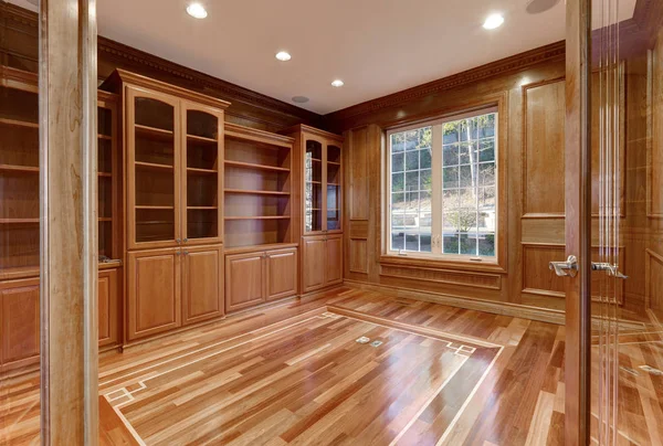 Interior de madera de habitación vacía en casa de lujo — Foto de Stock