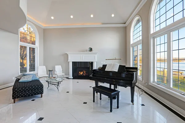 Luxe hoog plafond woonkamer met marmeren vloer — Stockfoto