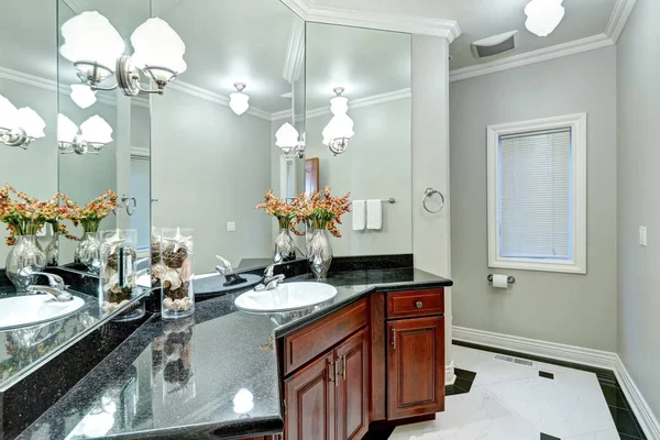 Interior kamar mandi abu-abu lembut membanggakan lantai marmer mosaik — Stok Foto