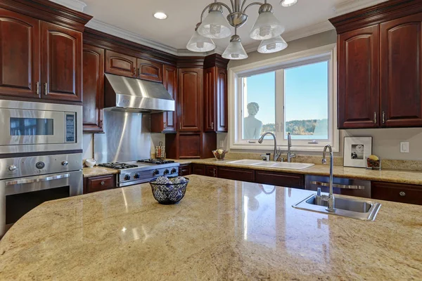 Welcoming kitchen with large kitchen island in the center — Stock Photo, Image