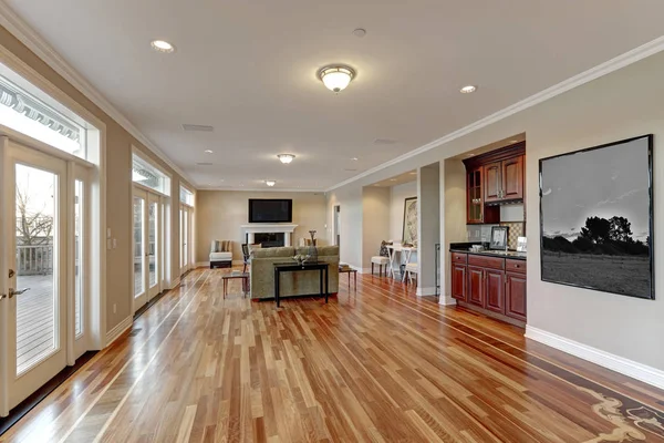 Spacious family room design with wet bar — Stock Photo, Image