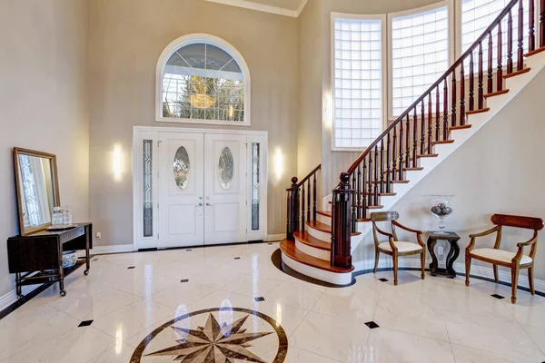 Stunning two story entry foyer with marble mosaic tiled floor — Stock Photo, Image