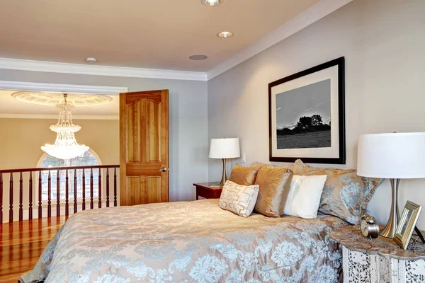 Kepala interior kamar tidur dengan tempat tidur ratu — Stok Foto