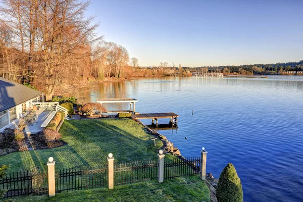 Amazing view of Lake Washington from upper balcony — Stock Photo, Image