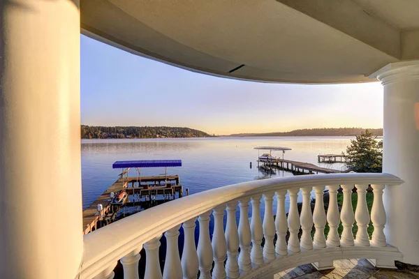 Úžasný výhled na jezero Washington z horního balkonu — Stock fotografie