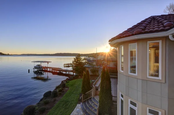 Vue incroyable sur le coucher du soleil depuis le balcon supérieur — Photo