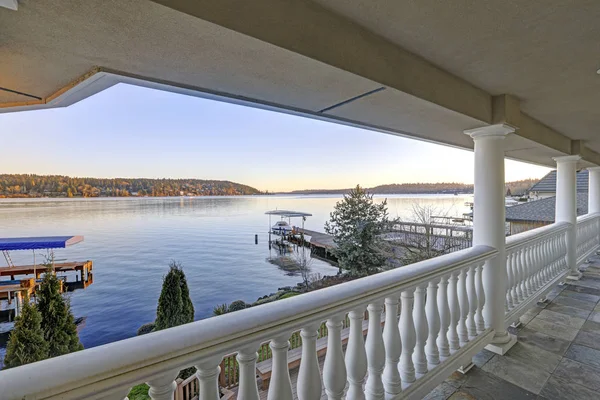 Adembenemend uitzicht op Lake Washington vanaf bovenste balkon — Stockfoto