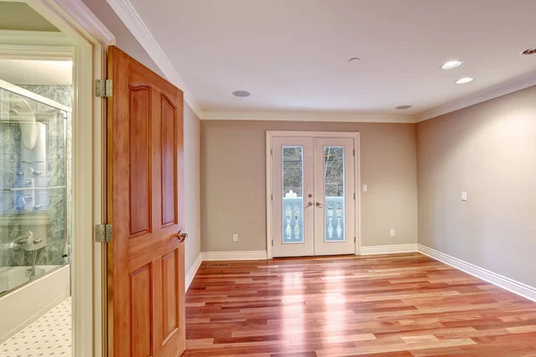 Ruangan kosong dengan lantai kayu keras dan pintu ke balkon . — Stok Foto