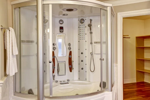 Vlastní postaven sprcha s multifunkční trysky — Stock fotografie
