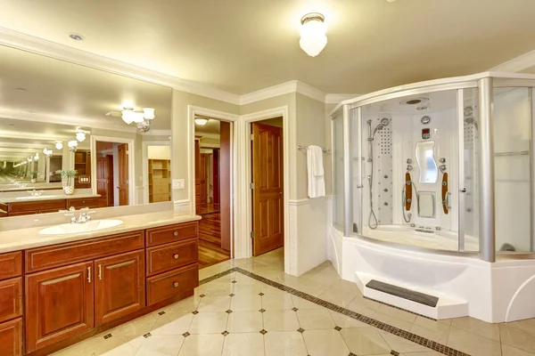 Luxuoso banheiro principal com chuveiro construído sob encomenda — Fotografia de Stock
