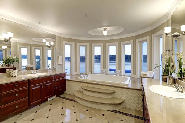 Luxurious master bath boasts jetted tub — Stock Photo, Image
