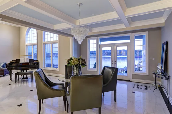 豪华家庭内部功能与方格天花板的用餐空间 — 图库照片