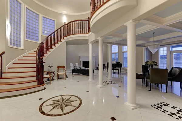 Superbe hall d'entrée de deux étages avec sol carrelé mosaïque de marbre — Photo