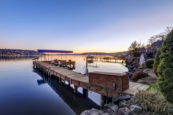 Aanlegsteiger met jetski liften en overdekte boot lift, Lake Washington. — Stockfoto