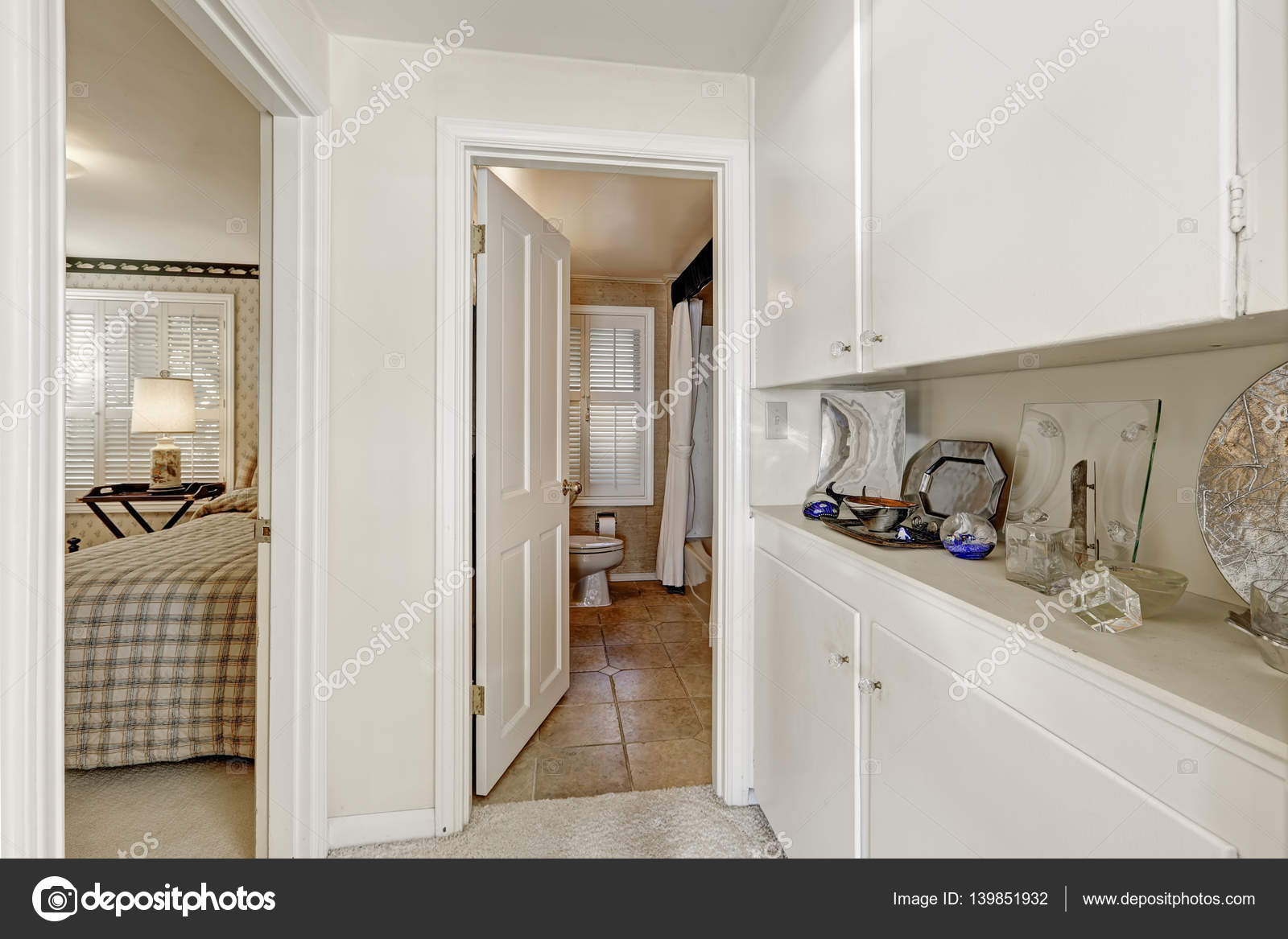 Witte hal met kasten leiden tot een slaapkamer en een badkamer ... Witte hal met kasten leiden tot een slaapkamer en een badkamer ...