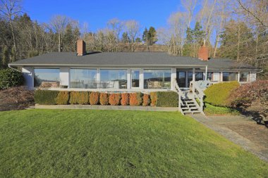 Sıcak ve parlak waterfront geniş güverte ile ev