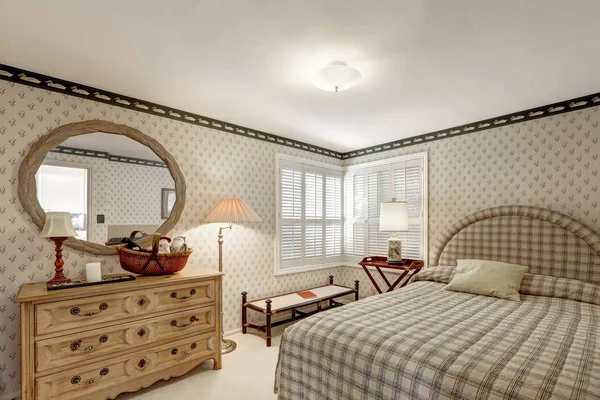 Diseño acogedor dormitorio en tonos grises cuenta con paredes de hierba beige empapelado —  Fotos de Stock