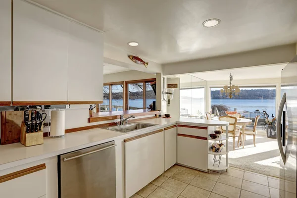 Sala de cozinha compacta com armários brancos — Fotografia de Stock