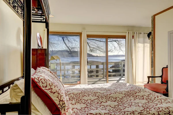 Sonnendurchflutetes Schlafzimmer verfügt über King Size Himmelbett — Stockfoto