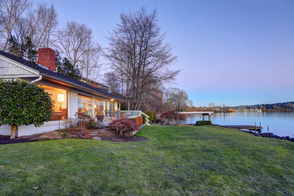 Schönes Haus am Wasser mit privatem Steg — Stockfoto