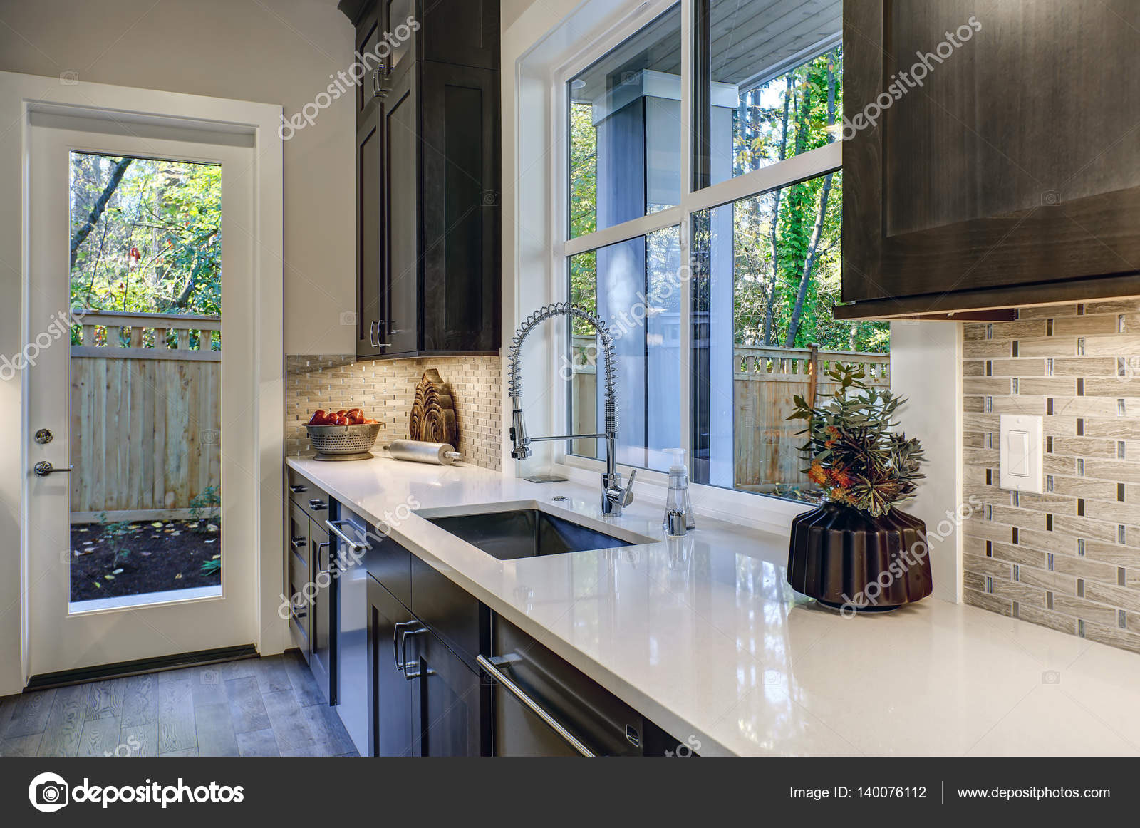 Design contemporaneo cucina con armadi da cucina marrone — Foto ... Design contemporaneo cucina con armadi da cucina marrone — Foto ...