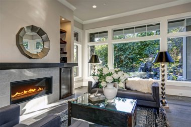 Şık salon yerleşik şömine ile dolu