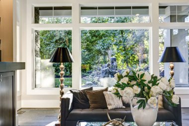 Şık salon yerleşik şömine ile dolu