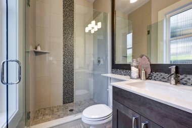 Parlak yeni banyo iç ile cam duş yürümek