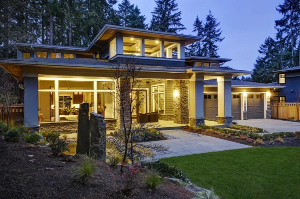 Luxe nieuw bouw huis buitenkant — Stockfoto