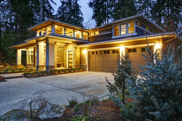 Luxurious new construction home exterior at sunset — Stock Photo, Image