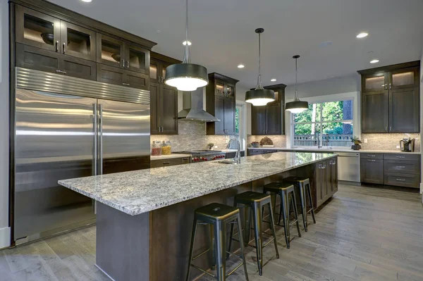 Moderne Küche mit braunen Küchenschränken — Stockfoto