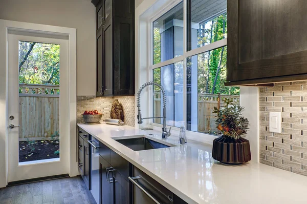 Kahverengi mutfak dolapları ile çağdaş mutfak tasarımı — Stok fotoğraf