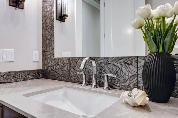 Salle de bain blanche et brune dispose d'un coin rempli de vanité taupe — Photo